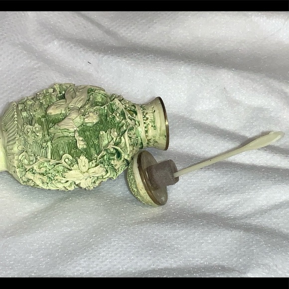 Vintage Well Carved Cinnabar Snuff Bottle - Picture 3 of 8